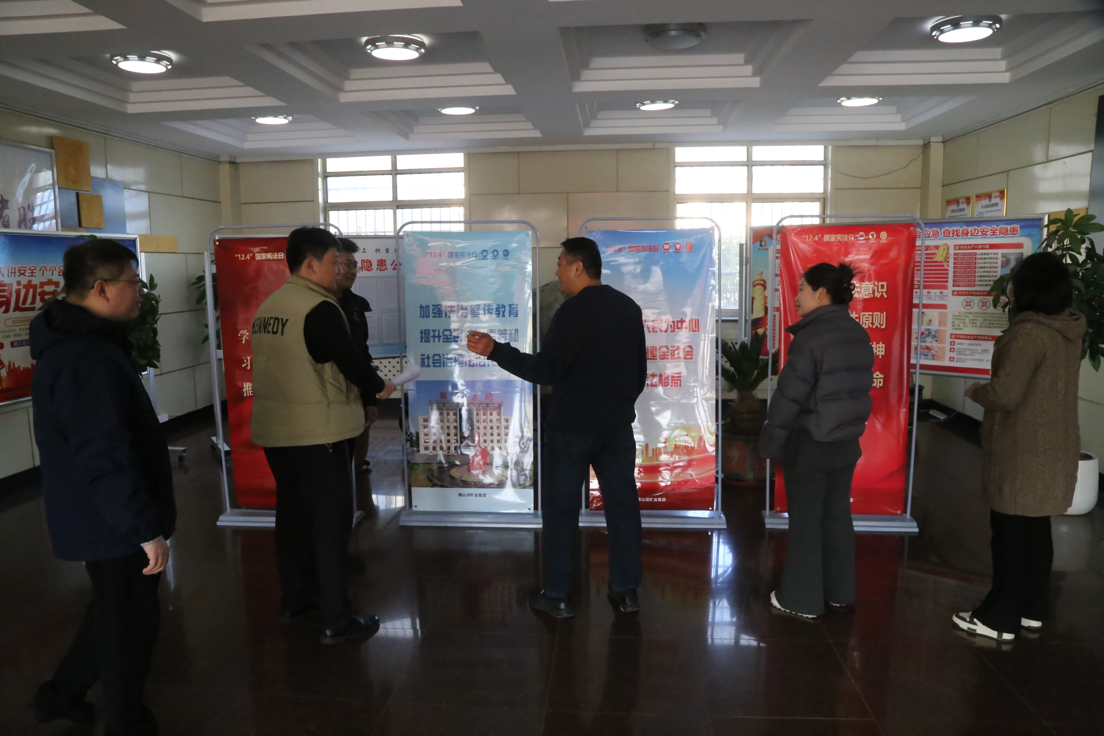 憲法宣傳進(jìn)企入戶(hù)丨微礦集團(tuán)“雙進(jìn)”活動(dòng)暖民心